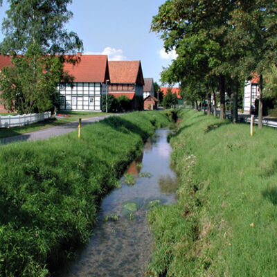 Bild vergrößern: Ansicht des Flusses Riehe im Ortsteil Östrum